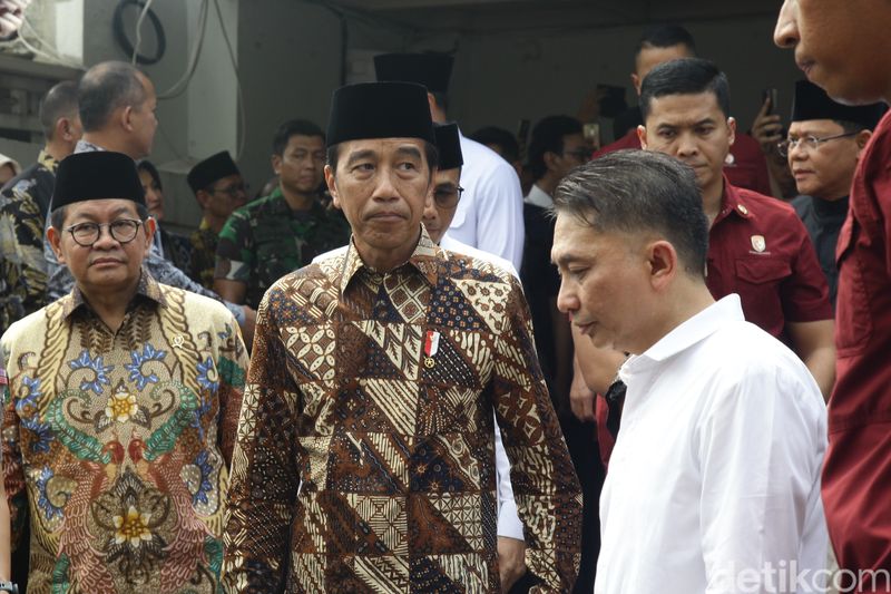 Presiden Joko Widodo dan Wapres terpilih Gibran Rakabuming hadir di rumah duka Wapres RI ke-9, Hamzah Haz, Jl Tegalan, Matraman, Jakarta Timur, Rabu (24/7/2024).