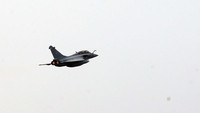 Jet Rafale terbang di langit Jakarta saat Misi Pegase 2024, Rabu (24/7).