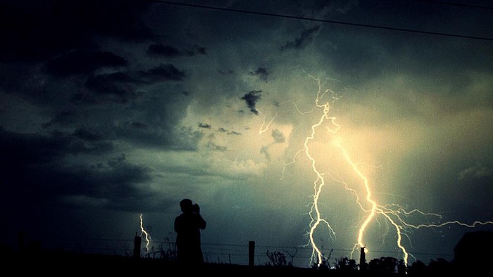 Potret Pengejar Tornado di Dunia Nyata, Mirip Film Twisters? (AUSTRALIA OUT) Storm chaser Jimmy Deguara who takes people on storm chasing expeditions in eastern Australia. Picture taken in Queensland shows lightning on 1 October 2002 SMH NEWS Picture by NICK MOIR (Photo by Fairfax Media via Getty Images/Fairfax Media via Getty Images via Getty Images)