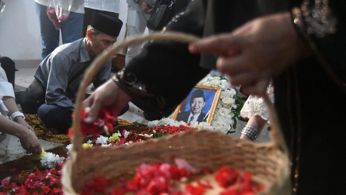 Potret Upacara Militer Iringi Pemakaman Hamzah Haz Keluarga dan kerabat menabur bunga saat pemakaman Wakil Presiden ke-9 Hamzah Haz di Kompleks Yayasan Al-Ikhlas, Cisarua, Kabupaten Bogor, Jawa Barat, Rabu (24/7/2024). Pemakaman Wakil Presiden ke-9 Hamzah Haz dilakukan dengan prosesi upacara pemakaman secara militer dengan inspektur upacara Menko Polhukam Hadi Tjahjanto. ANTARA FOTO/Arif Firmansyah/nz