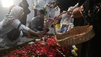 Keluarga dan kerabat menabur bunga saat pemakaman Wakil Presiden ke-9 Hamzah Haz. 