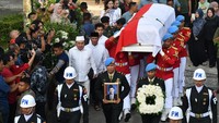 Sejumlah prajurit TNI mengusung peti jenazah Wakil Presiden ke-9 Hamzah Haz saat pemakaman di Kompleks Yayasan Al-Ikhlas, Cisarua, Kabupaten Bogor, Jawa Barat, Rabu (24/7/2024).