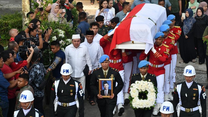 Keluarga dan kerabat menabur bunga saat pemakaman Wakil Presiden ke-9 Hamzah Haz di Kompleks Yayasan Al-Ikhlas, Cisarua, Kabupaten Bogor, Jawa Barat, Rabu (24/7/2024). Pemakaman Wakil Presiden ke-9 Hamzah Haz dilakukan dengan prosesi upacara pemakaman secara militer dengan inspektur upacara Menko Polhukam Hadi Tjahjanto.  ANTARA FOTO/Arif Firmansyah/nz