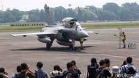 Jet Rafale tengah dipersiapkan sebelum lepas landas untuk misi Pegase 2024.