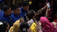 Kegiatan yang mengangkat tema Lestarikan Budaya dengan Bangga Berkebaya tersebut diharapkan dapat mendorong lebih banyak perempuan di Indonesia untuk mengenakan kebaya. 