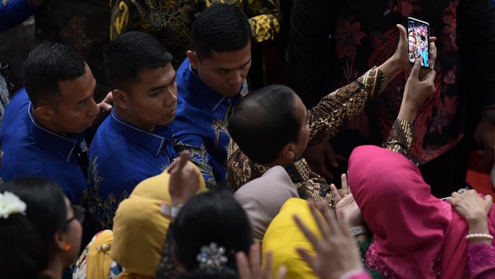 Penyanyi Putri Ariani (kelima kiri) tampil dalam peringatan Hari Kebaya Nasional 2024 di Istora Senayan, Jakarta, Rabu (24/7/2024). Kegiatan yang mengangkat tema Lestarikan Budaya dengan Bangga Berkebaya tersebut diharapkan dapat mendorong lebih banyak perempuan di Indonesia untuk mengenakan kebaya. ANTARA FOTO/Sigid Kurniawan/foc.