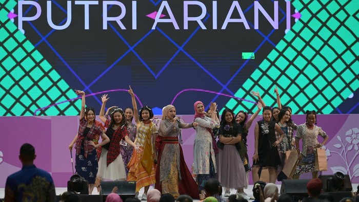 Penyanyi Putri Ariani (kelima kiri) tampil dalam peringatan Hari Kebaya Nasional 2024 di Istora Senayan, Jakarta, Rabu (24/7/2024). Kegiatan yang mengangkat tema Lestarikan Budaya dengan Bangga Berkebaya tersebut diharapkan dapat mendorong lebih banyak perempuan di Indonesia untuk mengenakan kebaya. ANTARA FOTO/Sigid Kurniawan/foc.