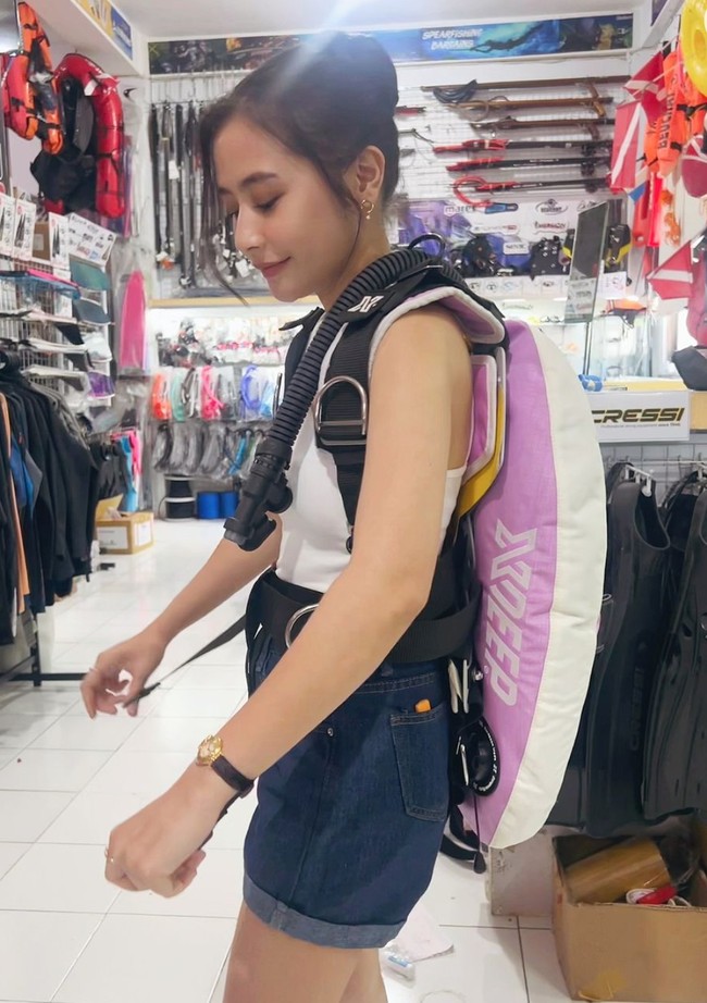 Selain mengatur pola makan, dari unggahan-unggahannya juga terlihat jika Prilly gemar berolahraga. Berbagai jenis olahraga pun sudah dicoba Prilly, mulai dari lari, diving, hingga memancing. Foto: Instagram/@prillylatuconsina96