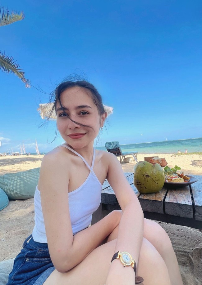 Karena hobi diving dan memancingnya, Prilly sampai memiliki peralatan yang cukup lengkap untuk olahraga tersebut. Seperti dalam foto, saat dirinya sedang berbelanja peralatan untuk diving dan memancing. Foto: Instagram/@prillylatuconsina96