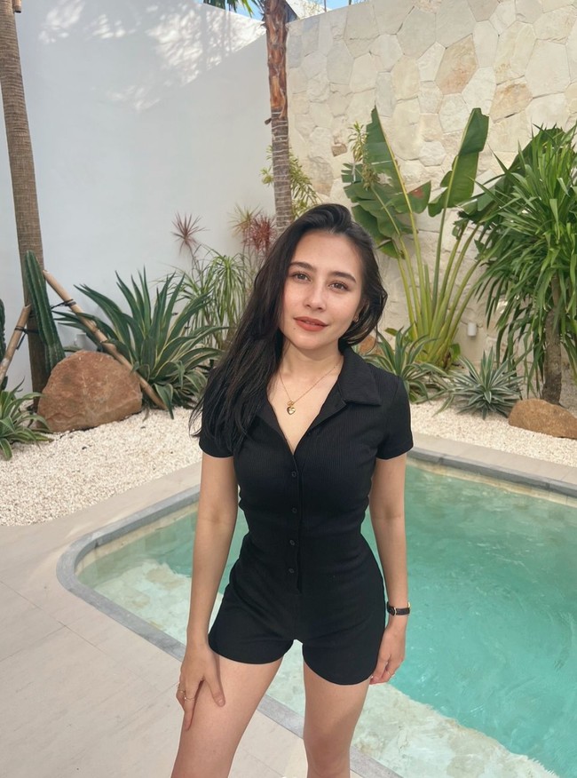 Penampilan Prilly Latuconsina belakangan tengah jadi sorotan karena penurunan berat badannya yang drastis. Melalui akun TikTok miliknya, Prilly sempat mengungkapkan jika dirinya berhasil memangkas 12 kg bobot tubuhnya. Kini berat badannya menjadi 37 kg. Foto: Instagram/@prillylatuconsina96