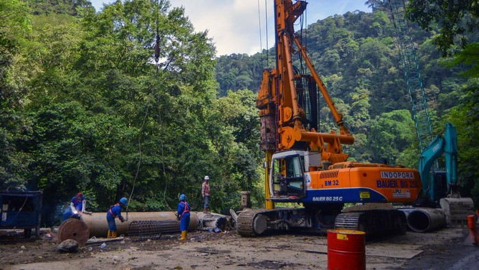 Progres Perbaikan Jalan Rusak Imbas Banjir Bandang di Lembah Anai Pekerja menyelesaikan perbaikan jalan nasional yang rusak di kawasan Lembah Anai dan Silaiang, Padang Panjang, Sumatera Barat, Rabu (24/7/2024). Data Pemprov Sumatera Barat, realisasi perbaikan jalan nasional yang rusak akibat banjir bandang Mei lalu itu kini baru mencapai 40 persen dan ditargetkan selesai sepenuhnya pada 31 Oktober 2024, sehingga untuk sementara arus lalu lintas diberlakukan buka-tutup pada lima titik di kawasan tersebut. ANTARA FOTO/Iggoy el Fitra/aww.