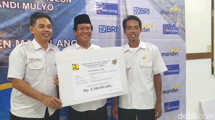 Proses pembayaran uang ganti rugi (UGR) tanah kas desa (TKD) yang terkena tol Jogja-Bawen di BPN Kabupaten Magelang, Rabu (24/7/2024).