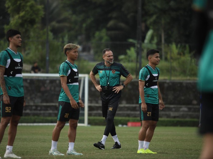 Pelatih PSS Sleman, Wagner Lopes saat sesi latihan di Lapangan Pakembinangun, Sleman, Rabu (24/7/2024).