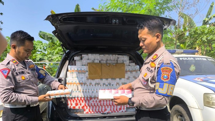 Ratusan slop rokok ilegal disita dari Innova saat melintas di Bangkalan