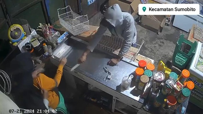 Rekaman CCTV perampokan toko di Jombang