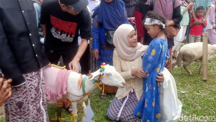 Ruwatan bocah rambut gimbal di Alun-alun Wonosobo, Rabu (14/7/2024).