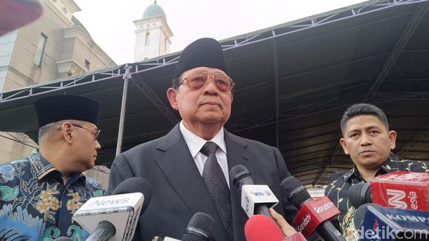 SBY di pemakaman Hamzah Haz (Rizky Adha Mahendra/detikcom)