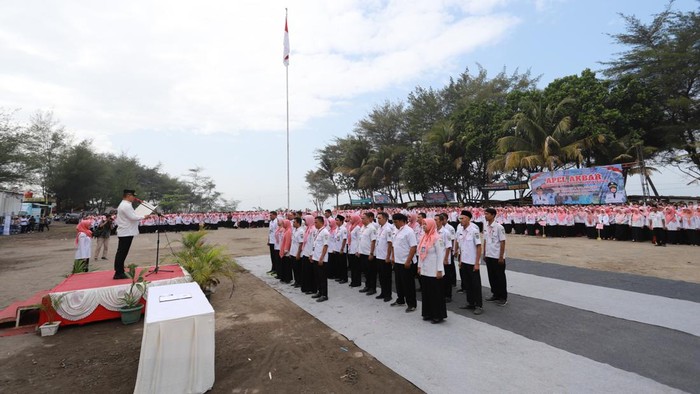 Sebanyak 3.021 Pegawai Pemerintah dengan Perjanjian Kerja (PPPK) terdiri dari guru dan pegawai teknis di Pemkab Kebumen mengikuti apel akbar bersama Bupati Kebumen Arif Sugiyanto di Pantai Pandan Kuning, Petanahan, Rabu 24 Juli 2024.