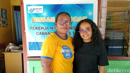 Sekretaris Pekerja Migran Indonesia (PMI) Cabang Flores Timur Benedicta BC Da Silva (baju kuning) dan Koalisi Buruh Migran Berdaulat Maria Meri Magdalena (baju hitam). (Arnoldus Yurgo Purab/detikBali)