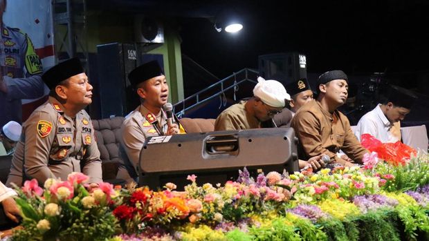Selawatan warga dan polisi di Bojonegoro jelang Pilbup 2024.
