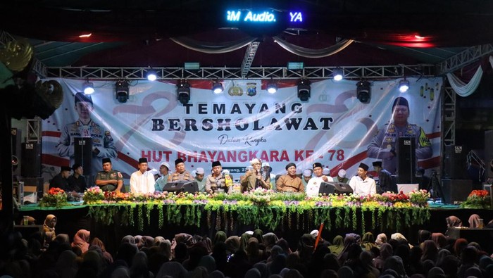 Selawatan warga dan polisi di Bojonegoro jelang Pilbup 2024.