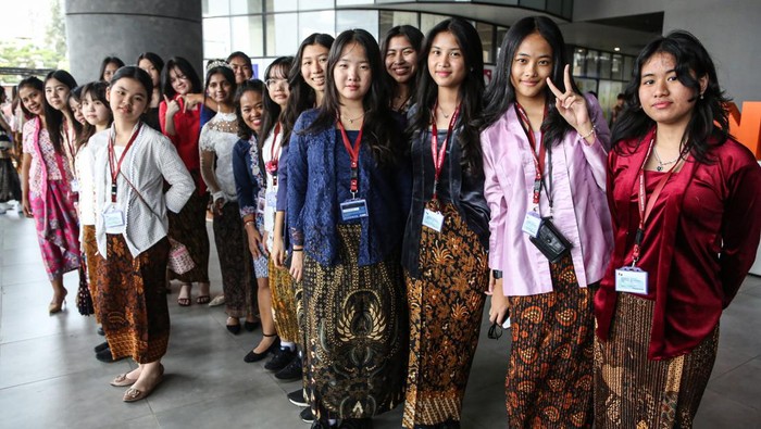 Sejumlah peserta mengenakan pakaian kebaya saat mengikuti Parade Seribu Gen Z Berkebaya di Universitas BINUS, Semarang, Jawa Tengah, Rabu (24/7/2024). Parade pemecahan rekor MURI mengenakan busana kebaya jenis Kutubaru dan kain jarik motif Sogan yang diikuti 1.170 peserta dari kalangan akademisi, pelajar, serta komunitas di kota tersebut bertujuan untuk mengenalkan dan melestarikan warisan budaya salah satu kain khas Indonesia kepada generasi muda sekaligus dalam rangka memperingati Hari Kebaya Nasional 2024. ANTARA FOTO/Makna Zaezar/aww.