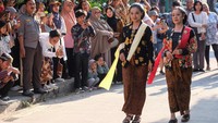 Model memakai kebaya saat peragaan busana bertajuk Pasar Triwindu Berkebaya di Solo, Jawa Tengah, Rabu (24/7/2024). Peragaan busana yang digelar untuk merayakan Hari Kebaya Nasional itu sebagai upaya mengenalkan busana Kebaya Kutubaru Kembangan sebagai salah satu warisan budaya yang indah dan penuh makna dari Bangsa Indonesia. ANTARA FOTO/Maulana Surya