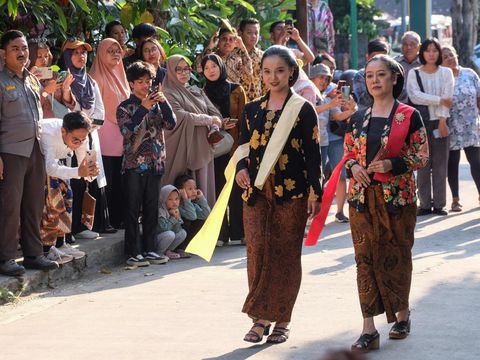Model memakai kebaya saat peragaan busana bertajuk  Pasar Triwindu Berkebaya di Solo, Jawa Tengah, Rabu (24/7/2024). Peragaan busana yang digelar untuk merayakan Hari Kebaya Nasional itu sebagai upaya mengenalkan busana Kebaya Kutubaru Kembangan sebagai salah satu warisan budaya yang indah dan penuh makna dari Bangsa Indonesia. ANTARAFOTO/Maulana Surya/nz.