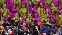 Presiden Joko Widodo (bawah, tengah) melakukan swafoto bersama tamu undangan dalam peringatan Hari Kebaya Nasional 2024 di Istora Senayan, Jakarta, Rabu (24/7/2024). Kegiatan yang mengangkat tema Lestarikan Budaya dengan Bangga Berkebaya tersebut diharapkan dapat mendorong lebih banyak perempuan di Indonesia untuk mengenakan kebaya. ANTARA FOTO/Sigid Kurniawan