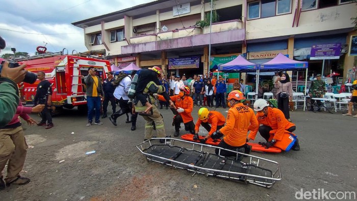 Simulasi penanganan kebakaran di Pasar Manis Ciamis diikuti pedagang dan pengunjung pasar.