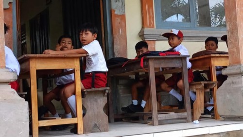 Siswa SD Negeri 2 Batumadeg, Nusa Penida, belajar di luar kelas, Rabu (24/7/2024). (Foto: Istimewa/Dok. I Wayan Sadra)