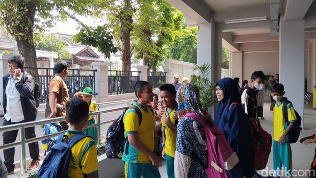Siswa SDN Pondok Bambu 01 mulai masuk sekolah di SDN 07 usai gedung terbakar. (Maulana/detikcom)