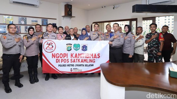 Siswa Setukpa Polri Ngopi Kamtibmas bareng warga Mampang Prapatan, Jaksel.