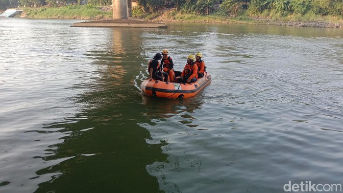 Suasana pencarian korban diduga tenggelam di Sungai Cimanuk, Kecamatan Lohbener, Kabupaten Indramayu