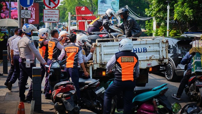 Sudinhub Jaksel menindak kendaraan-kendaraan yang diparkir sembarangan di Jalan Senopati Raya, Jaksel, pagi ini. Sebanyak 10 sepeda motor diangkut petugas. (dok Istimewa)
