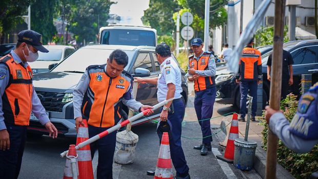 Sudinhub Jaksel menindak kendaraan-kendaraan yang diparkir sembarangan di Jalan Senopati Raya, Jaksel, pagi ini. Sebanyak 10 sepeda motor diangkut petugas. (dok Istimewa)
