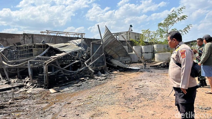 Tempat penampungan BBM di gudang alat berat yang hangus terbakar