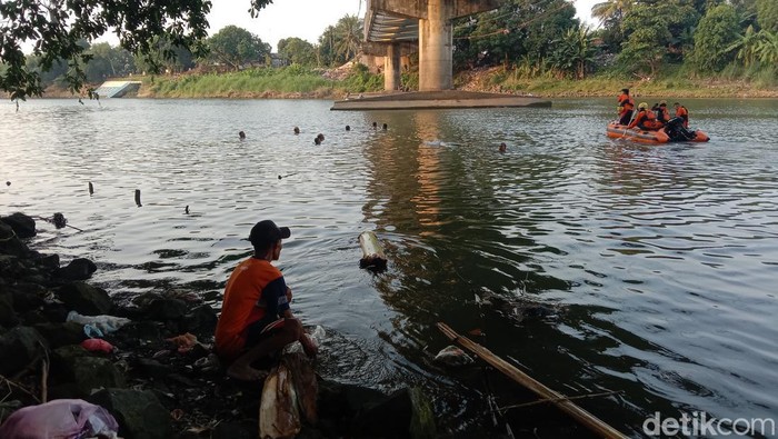 Tim khusus penyelam diterjunkan mencari Carsidi yang tenggelam di Sungai Cimanuk, Desa Rambatan Kulon, Kecamatan Lohbener, Kabupaten Indramayu saat memancing ikan