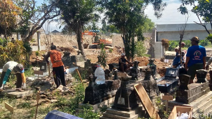 Relokasi makam Dusun Bladon, Desa Pepe, Kecamatan Ngawen, Klaten.