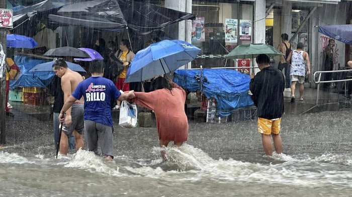 Topan Gaemi yang disertai hujan deras terjadi di Manila, Filipina, Rabu (24/7/2024). Selain membuat Sungai Marikina meluap, hujan deras itu juga menyebabkan bajir di sejumlah ruas jalan.