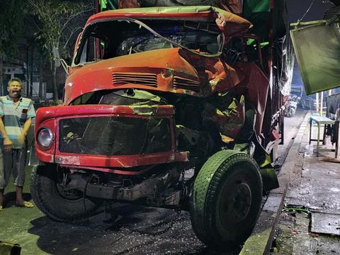 Truk bagong yang mengalami kecelakaan karambol di Blondo, Kabupaten Magelang, Rabu (24/7/2024).