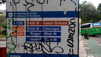 Vandalisme menutup informasi seputar trayek bus yang akan berhenti di lokasi.  