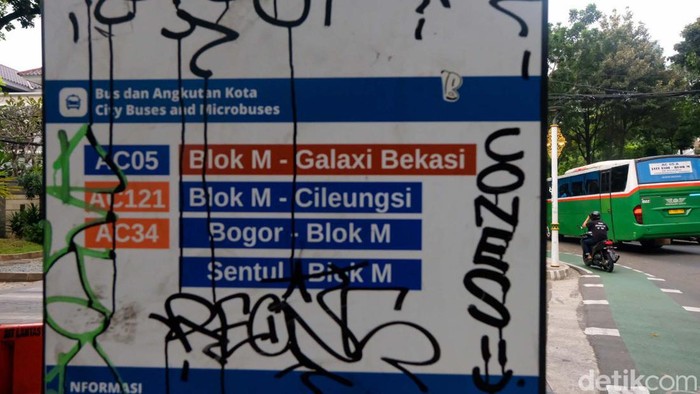 Aksi vandalisme terus saja terjadi berulang kali. Pemberhentian bus atau bus stop di Jalan Pattimura, Jakarta Selatan (Jaksel), menjadi sasaran vandalisme.