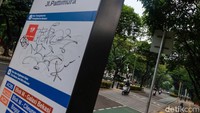 Hampir seluruh bagian bus stop dicorat-coret oknum yang tidak bertanggungjawab.   