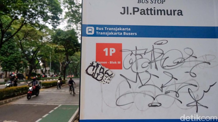 Vandalisme Rusak Estetika Bus Stop Jalan Pattimura Jaksel Aksi vandalisme terus saja terjadi berulang kali. Pemberhentian bus atau bus stop di Jalan Pattimura, Jakarta Selatan (Jaksel), menjadi sasaran vandalisme.