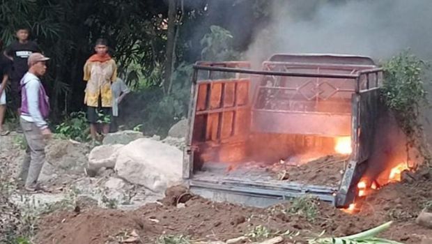 Momen pikap yang mengangkut solar terbakar hebat di Jatinom, Klaten, Rabu (24/7/2024).