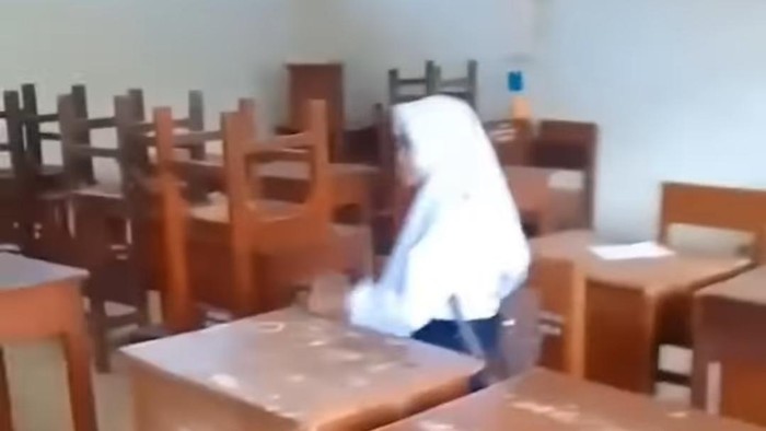 Viral siswi SMP di Blitar sendirian di kelas