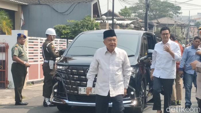 Mantan Wakil Presiden berkumpul di Rumah Duka Hamzah Haz untuk penghormatan terakhir