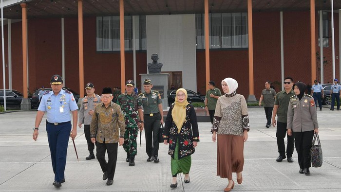Wapres Maruf Amin beserta istri, Wury Maruf Amin, dan rombongan terbatas bertolak ke Surakarta, Jawa Tengah. (dok. Setwapres)