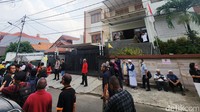 Para warga berkumpul di depan rumah duka.